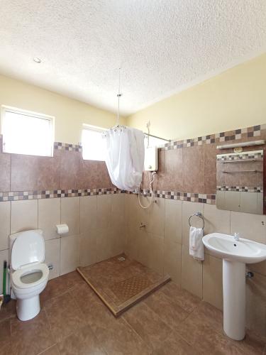 pawenzi_serviced_2bedroom_3bedroom_tsavo_bathroom